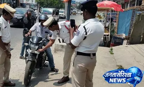 Hyderabad: ट्रैफिक फाइन से बचने के लिए नकली नंबर प्लेट का इस्तेमाल करते हुए पकड़ा गया आदमी
