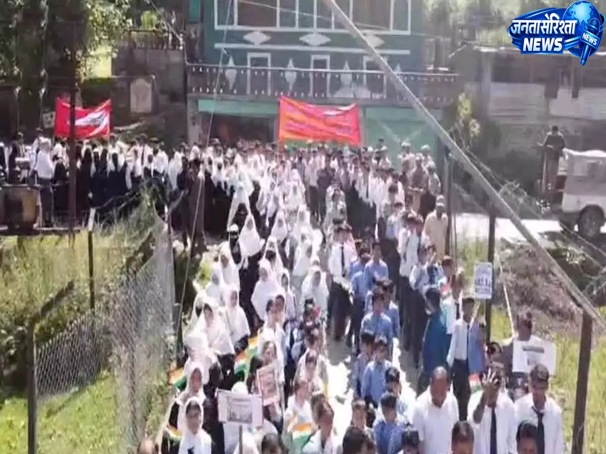 पहलगाम हमले के एक साल बाद: सीमावर्ती गांवों के 2,000+ छात्रों का एकजुटता मार्च, आतंकवाद की कड़ी निंदा पहलगाम हमले के एक साल बाद: सीमावर्ती गांवों के 2,000+ छात्रों का एकजुटता मार्च, आतंकवाद की कड़ी निंदा
