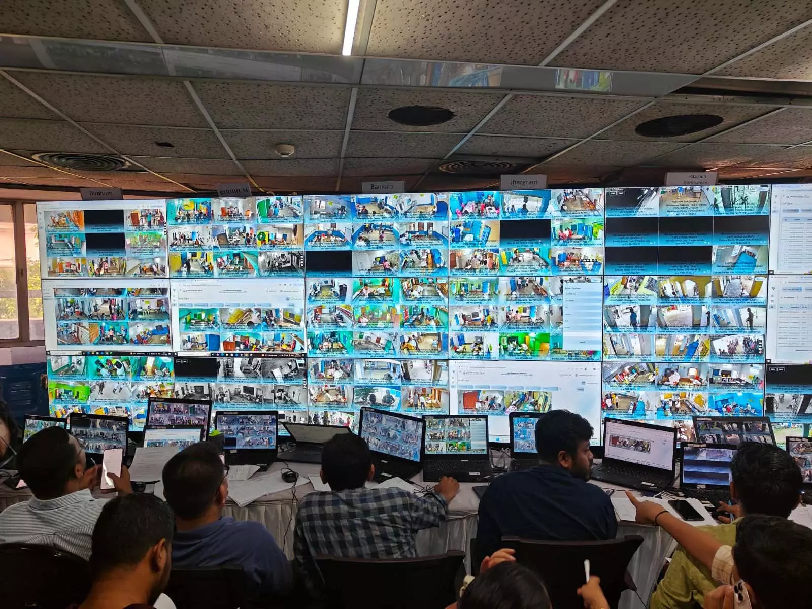 बंगाल में मतदान जारी, CEO ऑफिस कंट्रोल रूम की तस्वीर, CCTV से सभी सेंटरों की निगरानी बंगाल में मतदान जारी, CEO ऑफिस कंट्रोल रूम की तस्वीर, CCTV से सभी सेंटरों की निगरानी