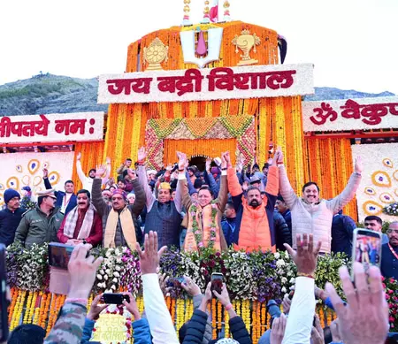 वैदिक मंत्रोच्चार और विधि विधान के साथ खुले बद्रीनाथ के द्वार, जयकारों से गूंजा पूरा धाम वैदिक मंत्रोच्चार और विधि विधान के साथ खुले बद्रीनाथ के द्वार, जयकारों से गूंजा पूरा धाम