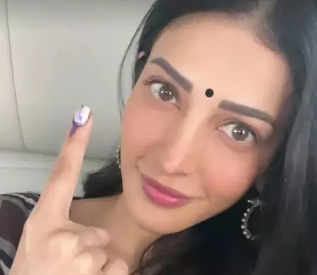 तमिलनाडु विधानसभा चुनाव 2026: पिता कमल हासन संग मतदान करने पहुंचीं श्रुति हासन, पूछा- “क्या आपने वोट डाला?” तमिलनाडु विधानसभा चुनाव 2026: पिता कमल हासन संग मतदान करने पहुंचीं श्रुति हासन, पूछा- “क्या आपने वोट डाला?”