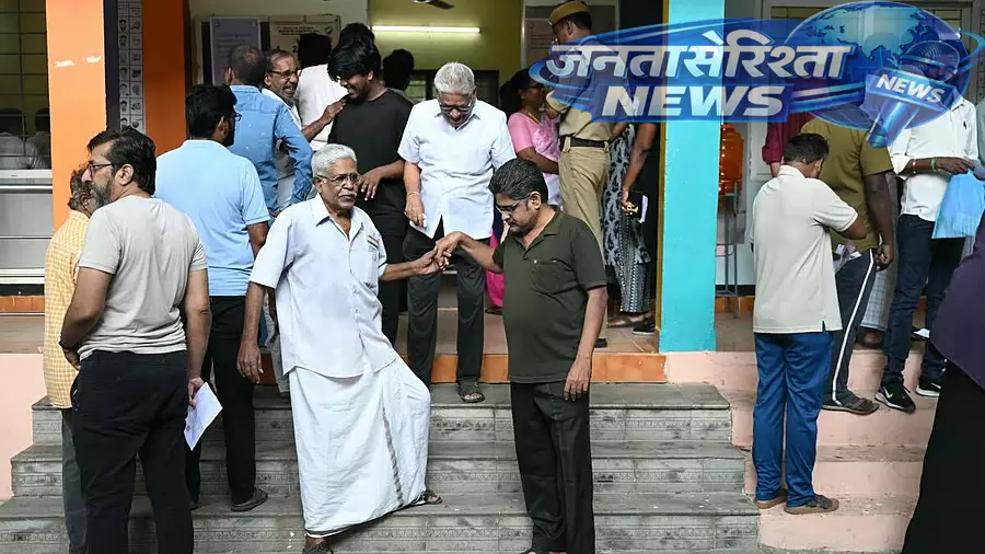 Assembly Elections 2026 : वोटर वोट डालने के लिए पोलिंग बूथ पर तेज़ी से पहुँच रहे हैं Assembly Elections 2026 : वोटर वोट डालने के लिए पोलिंग बूथ पर तेज़ी से पहुँच रहे हैं