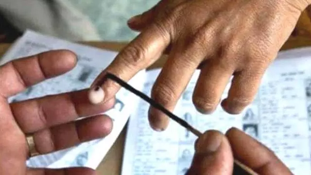 Kolkata: पहले चरण में वोटिंग, कई सीटों पर मतदान जारी Kolkata: पहले चरण में वोटिंग, कई सीटों पर मतदान जारी