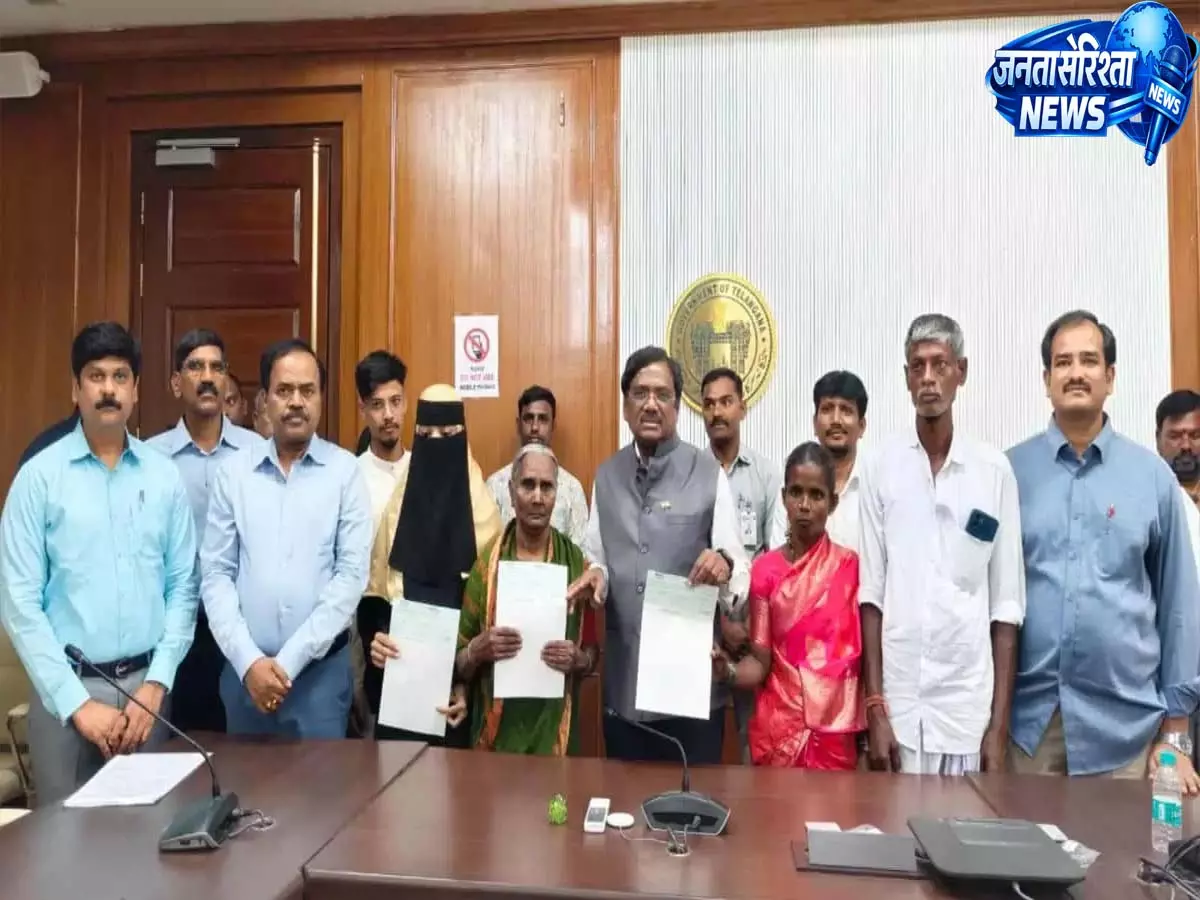 Telangana में मृतक गिग वर्कर्स के परिवारों को 5 लाख रुपये की अनुग्रह राशि दी गई Telangana में मृतक गिग वर्कर्स के परिवारों को 5 लाख रुपये की अनुग्रह राशि दी गई