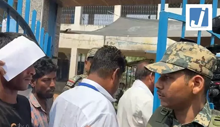 पश्चिम बंगाल में वोटिंग के बीच मुर्शिदाबाद में बवाल, टीएमसी और एयूजेपी के समर्थकों में झड़प पश्चिम बंगाल में वोटिंग के बीच मुर्शिदाबाद में बवाल, टीएमसी और एयूजेपी के समर्थकों में झड़प