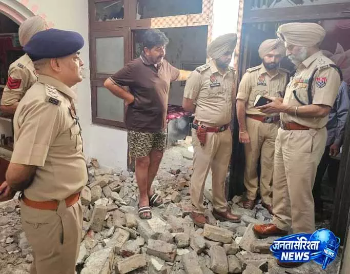 Abohar: दुकान में जनरेटर विस्फोट, 5 लोग घायल Abohar: दुकान में जनरेटर विस्फोट, 5 लोग घायल