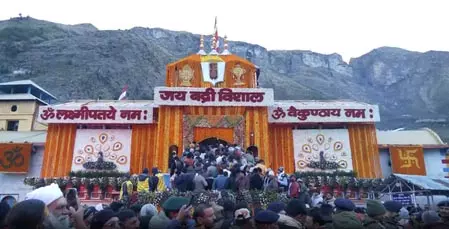बद्रीनाथ धाम में आस्था का माहौल, देश-विदेश से श्रद्धालुओं का उमड़ा सैलाब बद्रीनाथ धाम में आस्था का माहौल, देश-विदेश से श्रद्धालुओं का उमड़ा सैलाब