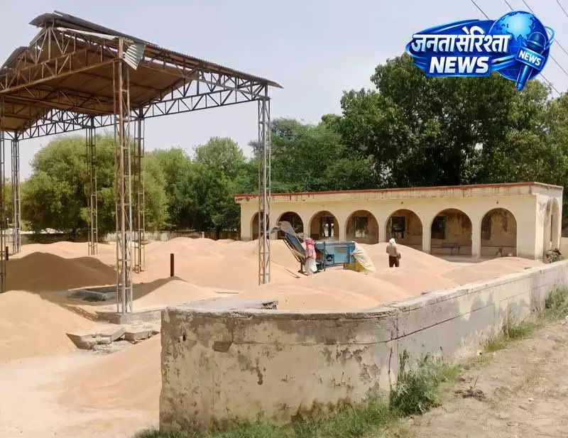 Badal village में किसानों ने श्मशान घाट को अनाज गोदाम में बदला Badal village में किसानों ने श्मशान घाट को अनाज गोदाम में बदला