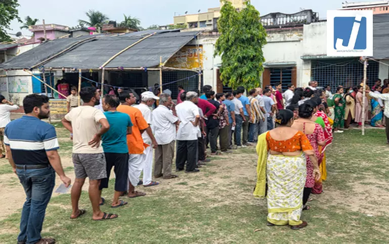 Election 2026: बंपर मतदान...पश्चिम बंगाल में दोपहर 1 बजे तक 62 फीसदी मतदान, तमिलनाडु में 56.81 प्रतिशत वोट पड़े Election 2026: बंपर मतदान...पश्चिम बंगाल में दोपहर 1 बजे तक 62 फीसदी मतदान, तमिलनाडु में 56.81 प्रतिशत वोट पड़े
