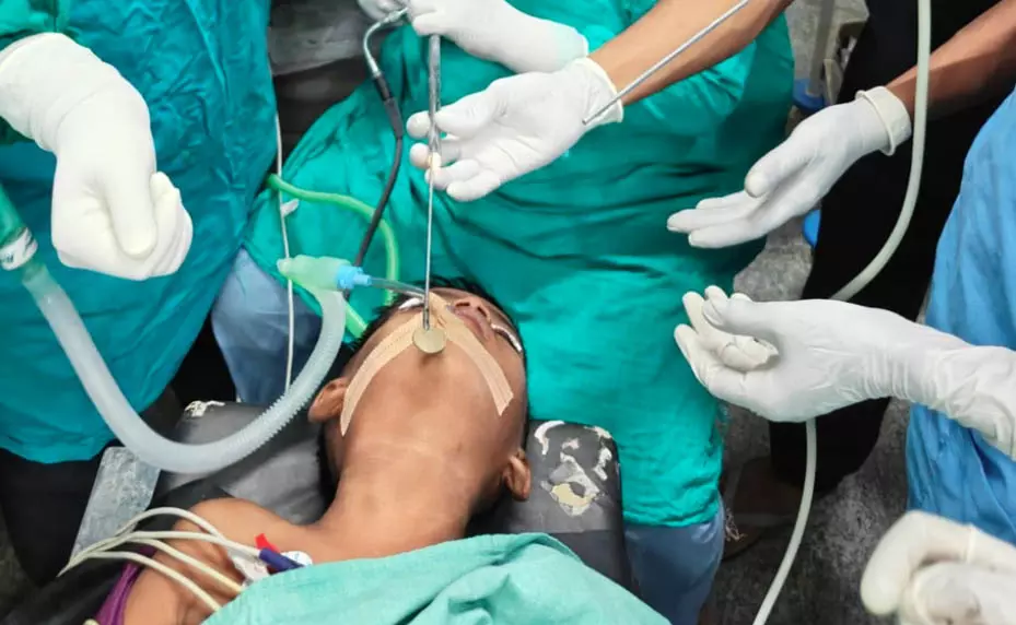गले से सिक्का निकाल डॉक्टरों ने बच्चे की जान बचाई गले से सिक्का निकाल डॉक्टरों ने बच्चे की जान बचाई