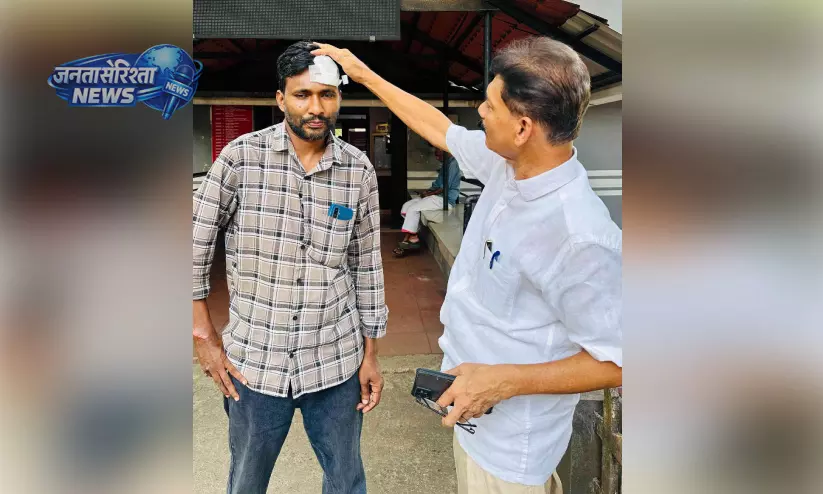 Kerala : अलग-अलग शिकायतें लेकर पंचायत ऑफिस पहुंचे युवक Kerala : अलग-अलग शिकायतें लेकर पंचायत ऑफिस पहुंचे युवक