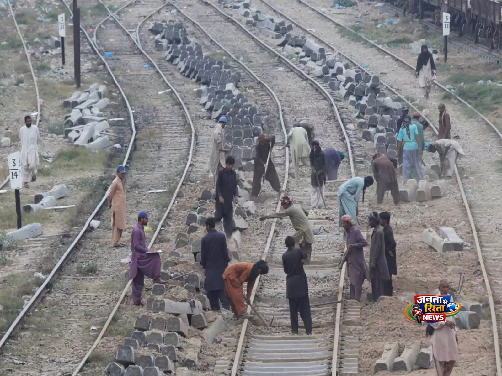 गंभीर वित्तीय संकट और कर्मचारियों की कमी के चलते Pakistan Railways पतन के कगार पर गंभीर वित्तीय संकट और कर्मचारियों की कमी के चलते Pakistan Railways पतन के कगार पर
