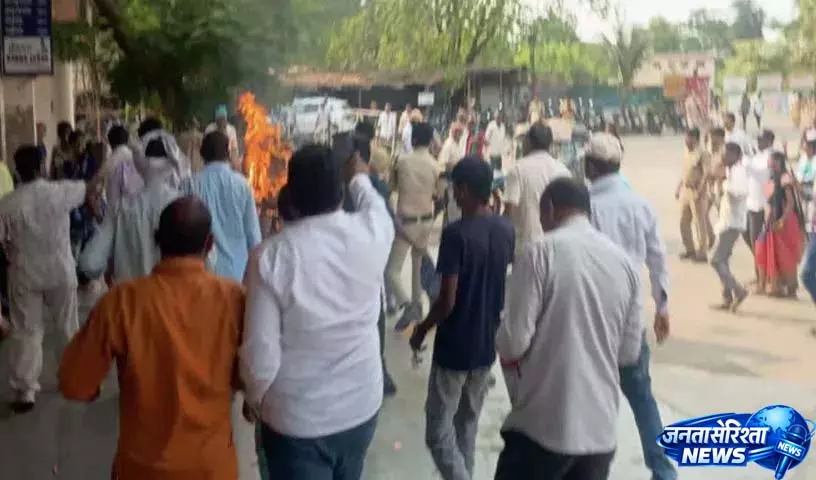 Warangal RTC ड्राइवर ने हड़ताल के दौरान आत्मदाह की कोशिश की, गंभीर रूप से घायल Warangal RTC ड्राइवर ने हड़ताल के दौरान आत्मदाह की कोशिश की, गंभीर रूप से घायल