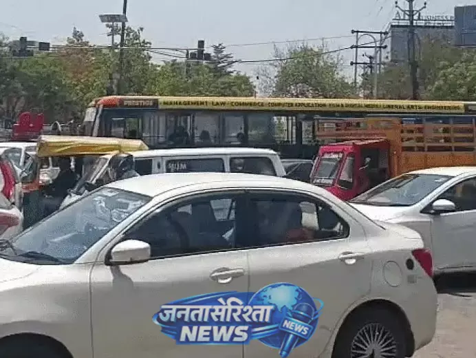 Indore : सड़क खुदाई से भीषण ट्रैफिक जाम, यात्रियों को घंटों परेशानी Indore : सड़क खुदाई से भीषण ट्रैफिक जाम, यात्रियों को घंटों परेशानी