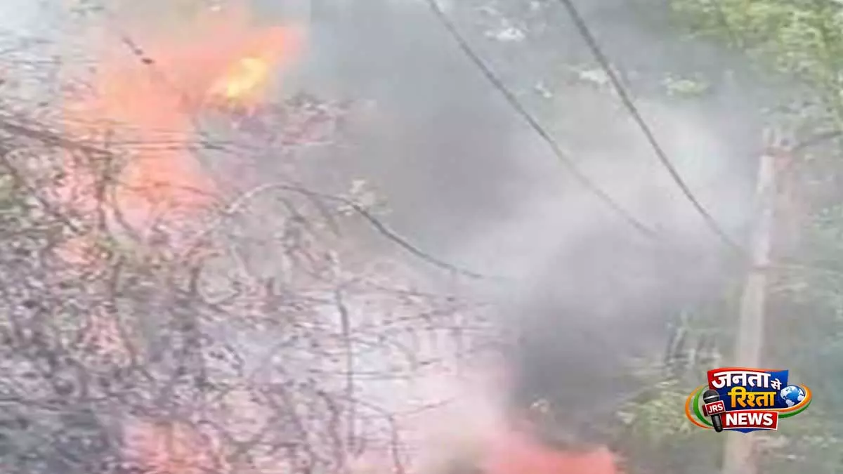 Keralam के मलायिनकीझु में आग लगी, दमकल की गाड़ियां मौके पर पहुंचीं Keralam के मलायिनकीझु में आग लगी, दमकल की गाड़ियां मौके पर पहुंचीं