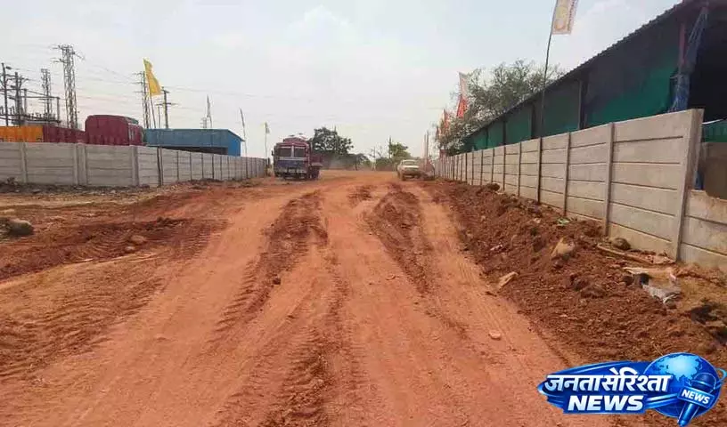 Munipalli ज़मीन विवाद: गांववालों ने मेन रोड के पास अवैध कंस्ट्रक्शन का विरोध किया Munipalli ज़मीन विवाद: गांववालों ने मेन रोड के पास अवैध कंस्ट्रक्शन का विरोध किया