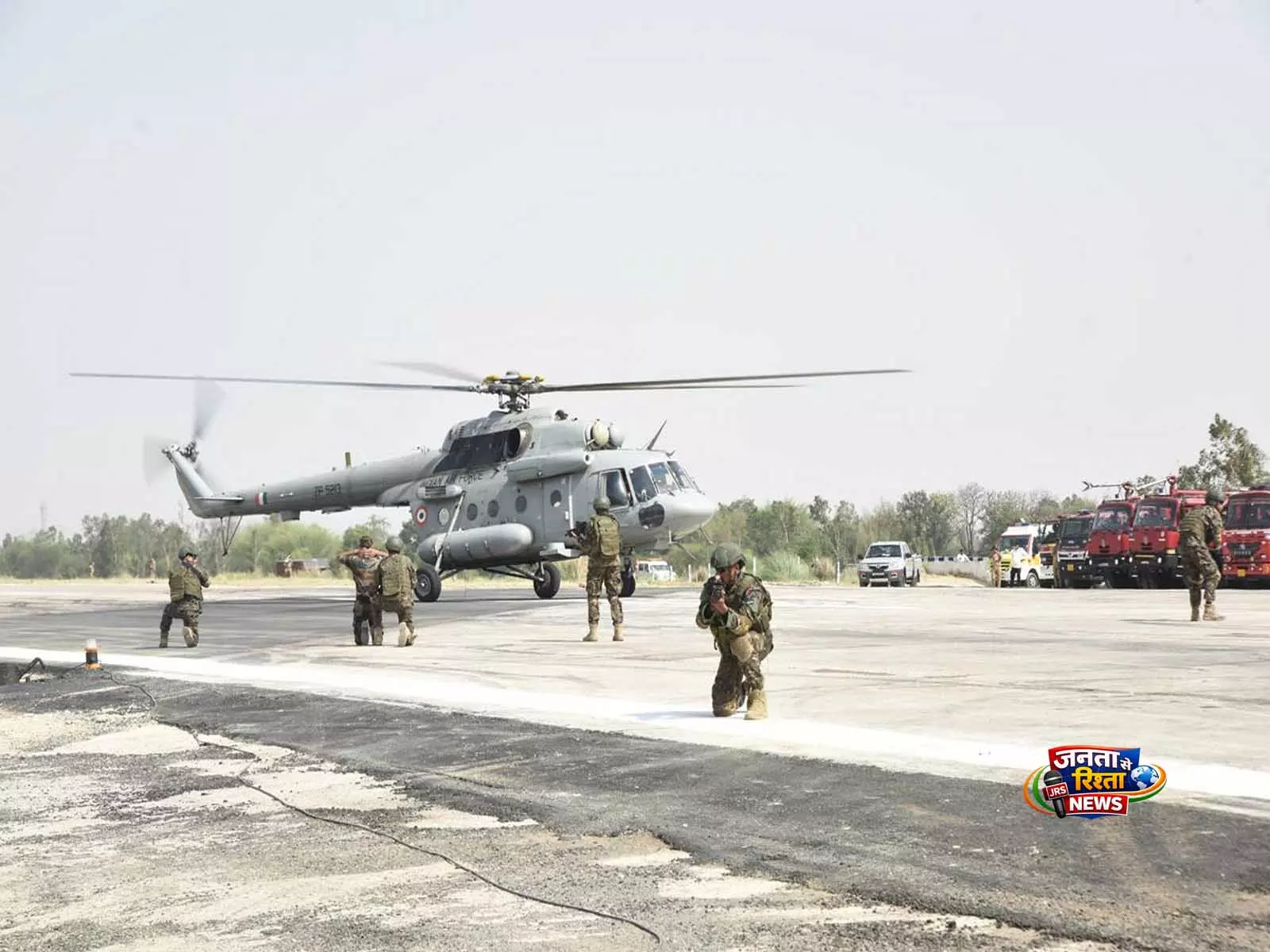 पूर्वांचल एक्सप्रेसवे पर IAF की आपात लैंडिंग का प्रदर्शन पूर्वांचल एक्सप्रेसवे पर IAF की आपात लैंडिंग का प्रदर्शन