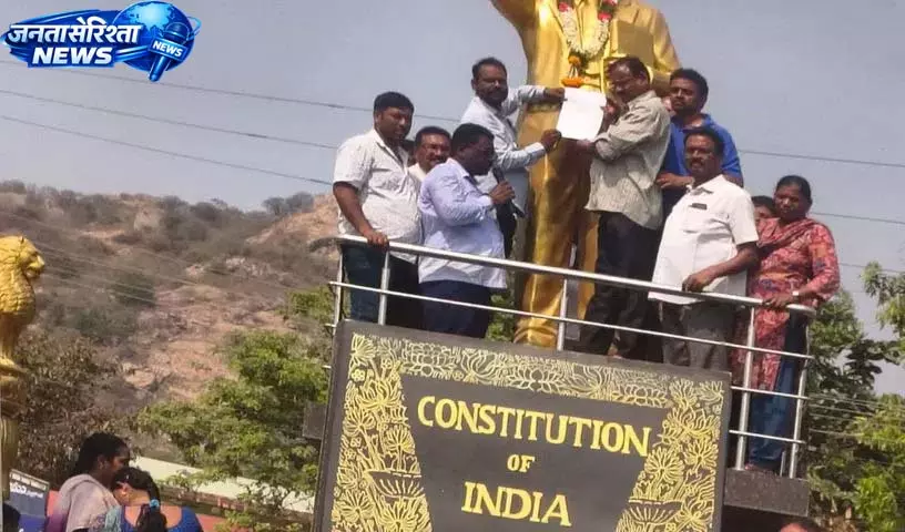नलगोंडा RTC कर्मचारियों ने महाधरना दिया, शहीद स्मारक पर श्रद्धांजलि दी नलगोंडा RTC कर्मचारियों ने महाधरना दिया, शहीद स्मारक पर श्रद्धांजलि दी