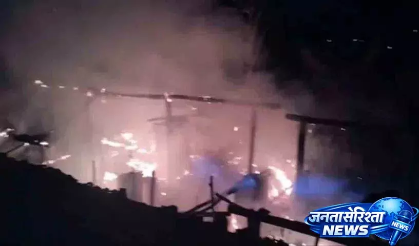 Nandurbar के एक व्यक्ति ने ससुराल वालों के घर में आग लगाई, पड़ोसी का घर भी जला Nandurbar के एक व्यक्ति ने ससुराल वालों के घर में आग लगाई, पड़ोसी का घर भी जला