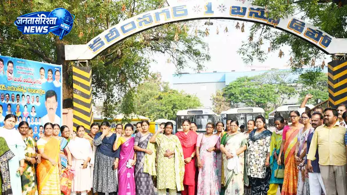 TGSRTC हड़ताल के बीच सरकार-यूनियन वार्ता तय, दो ड्राइवरों की आत्महत्या की कोशिशों के बाद पहल TGSRTC हड़ताल के बीच सरकार-यूनियन वार्ता तय, दो ड्राइवरों की आत्महत्या की कोशिशों के बाद पहल