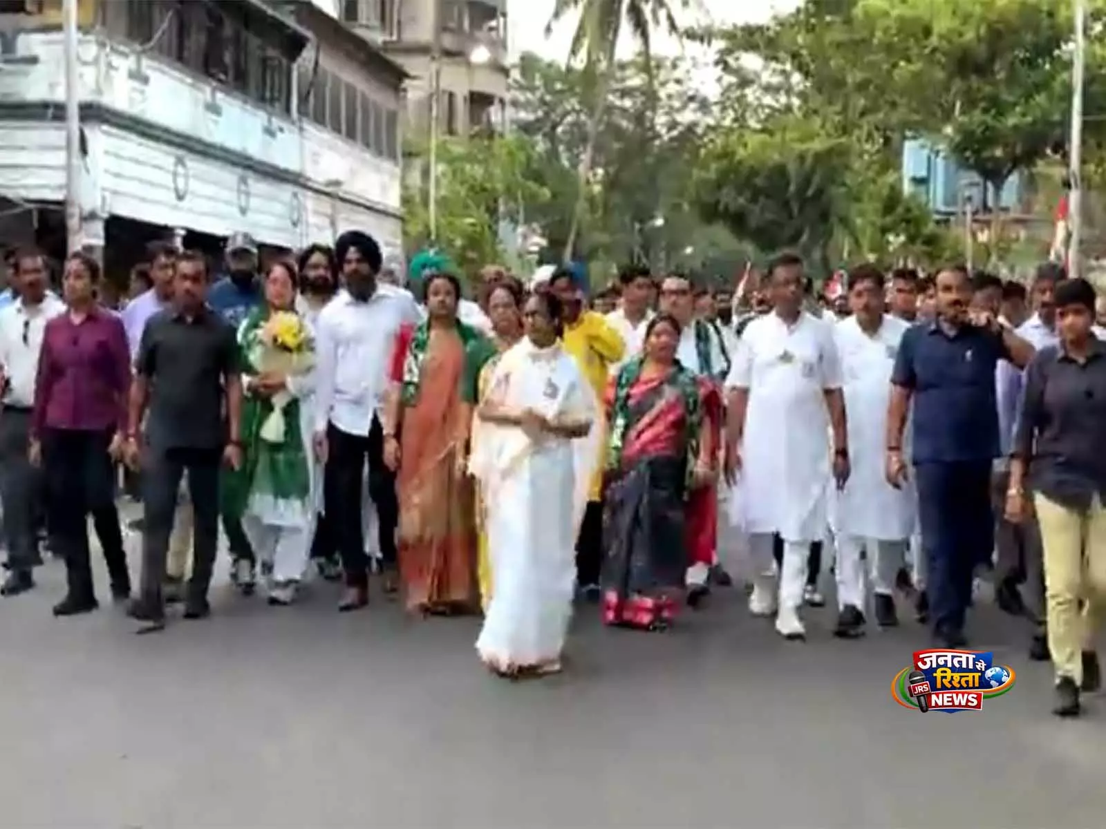 पश्चिम बंगाल में पहले चरण का मतदान समाप्त होने के बाद ममता बनर्जी ने Bhabanipur में पदयात्रा की पश्चिम बंगाल में पहले चरण का मतदान समाप्त होने के बाद ममता बनर्जी ने Bhabanipur में पदयात्रा की