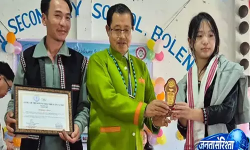Boleng: मेधावी छात्रों को सम्मानित किया गया