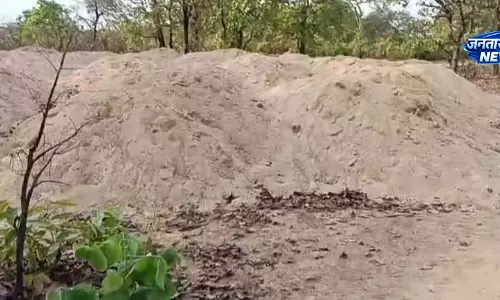 50 ट्रिप रेत जब्त, जिला प्रशासन ने अवैध भंडारण पर कार्रवाई की