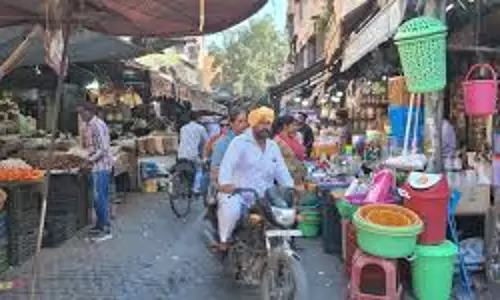 संकट: कोर्ट के निर्देशों के बावजूद दशकों से कार्रवाई न होने से फुटपाथ पर अतिक्रमण संकट: कोर्ट के निर्देशों के बावजूद दशकों से कार्रवाई न होने से फुटपाथ पर अतिक्रमण