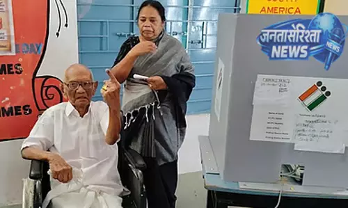 102 साल की उम्र में CM के मामा ने पोलिंग बूथ पहुंचकर डाला वोट 102 साल की उम्र में CM के मामा ने पोलिंग बूथ पहुंचकर डाला वोट