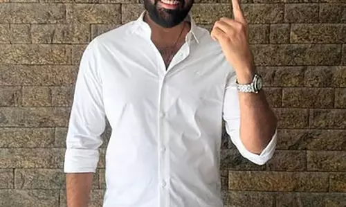 Vijay की सफेद शर्ट और खाकी पैंट बना नया राजनीतिक ट्रेंड Vijay की सफेद शर्ट और खाकी पैंट बना नया राजनीतिक ट्रेंड