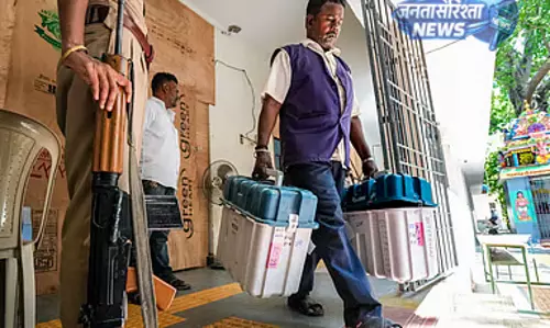 चेन्नई में पोलिंग स्टेशन एक घंटे पहले बंद, बाद में नई EVM लगाकर कराया गया मतदान चेन्नई में पोलिंग स्टेशन एक घंटे पहले बंद, बाद में नई EVM लगाकर कराया गया मतदान
