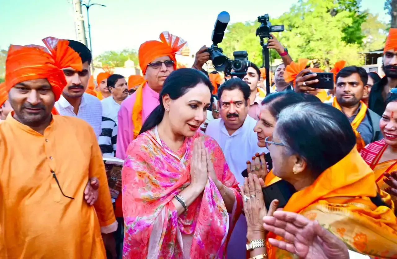 Jaipur: दो दर्जन झांकियों ने बढ़ाई शोभायात्रा की भव्यता Jaipur: दो दर्जन झांकियों ने बढ़ाई शोभायात्रा की भव्यता