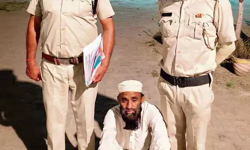 Gurugram जज का ड्राइवर बनकर घूम रहा व्यक्ति गिरफ्तार Gurugram जज का ड्राइवर बनकर घूम रहा व्यक्ति गिरफ्तार