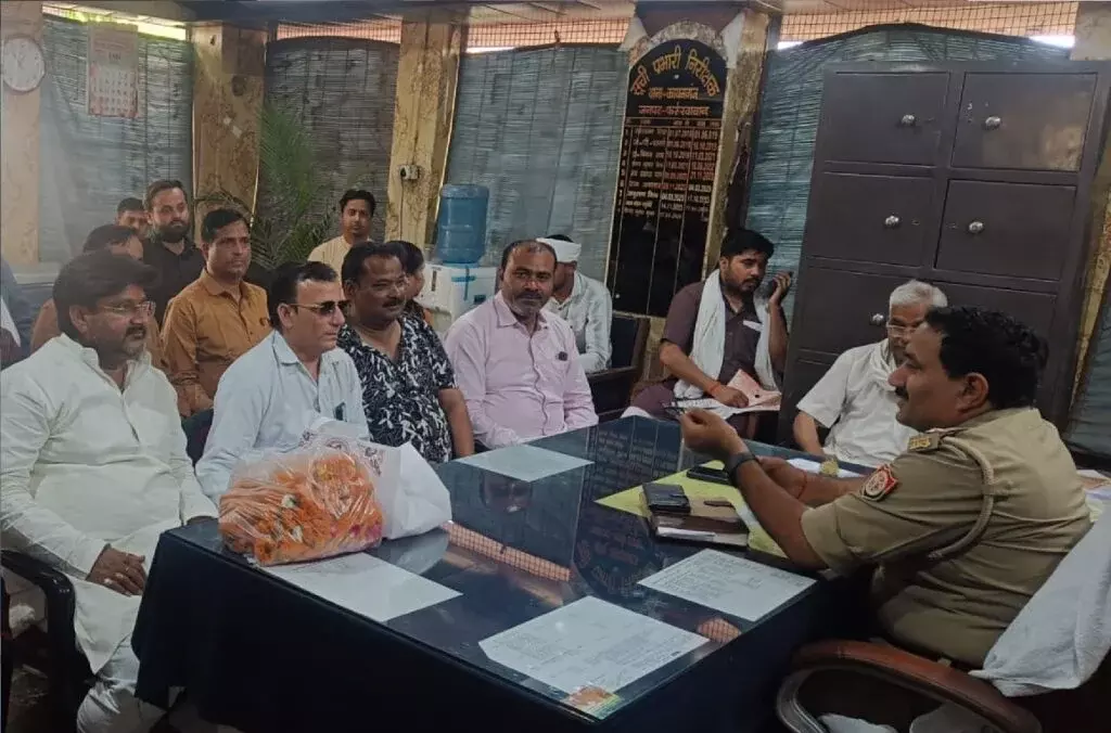 Farrukhabad: व्यापारियों ने किया नये कोतवाल का स्वागत, कानून व्यवस्था पर वार्ता Farrukhabad: व्यापारियों ने किया नये कोतवाल का स्वागत, कानून व्यवस्था पर वार्ता