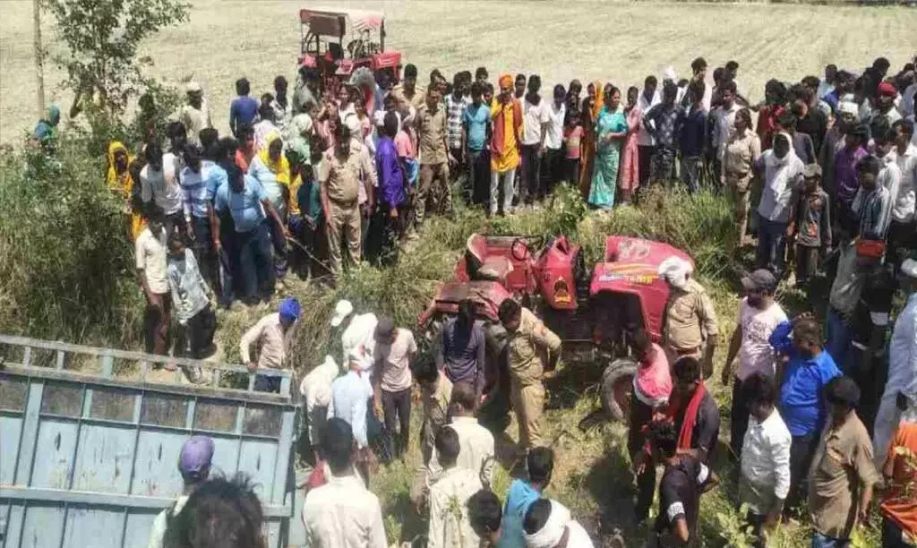 Lakhimpur Kheri: खाई में गिरी श्रद्धालुओं से भरी ट्रैक्टर-ट्रॉली, मुख्यमंत्री ने दिए घायलों के बेहतर इलाज के निर्देश Lakhimpur Kheri: खाई में गिरी श्रद्धालुओं से भरी ट्रैक्टर-ट्रॉली, मुख्यमंत्री ने दिए घायलों के बेहतर इलाज के निर्देश