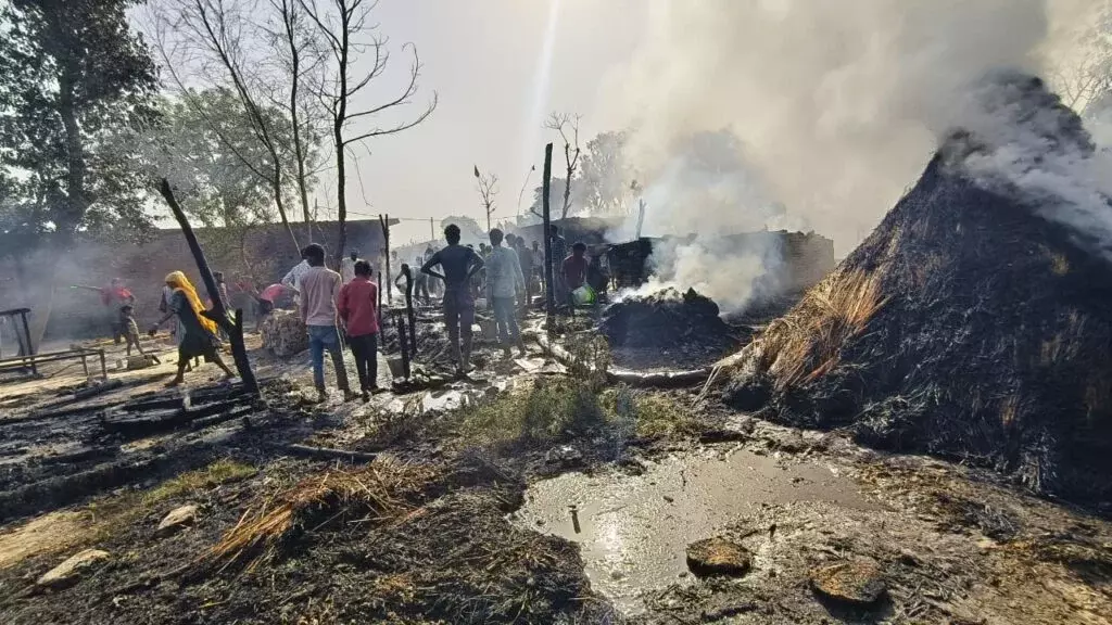 Farrukhabad: भीषण आग से मचा हाहाकार, 12 से ज्यादा झोपड़ियां जलकर हुईं राख Farrukhabad: भीषण आग से मचा हाहाकार, 12 से ज्यादा झोपड़ियां जलकर हुईं राख
