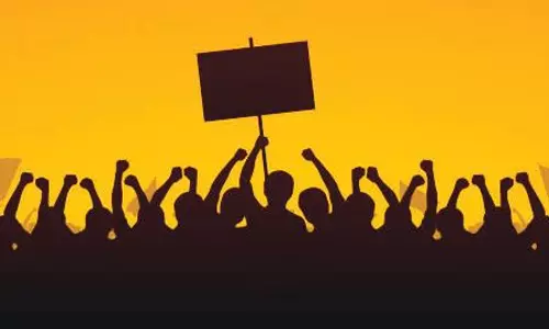 Compile: जिला पंचायत सदस्य के खिलाफ मोर्चा, न्याय के लिए डीएम कार्यालय पहुंचा पीड़ित