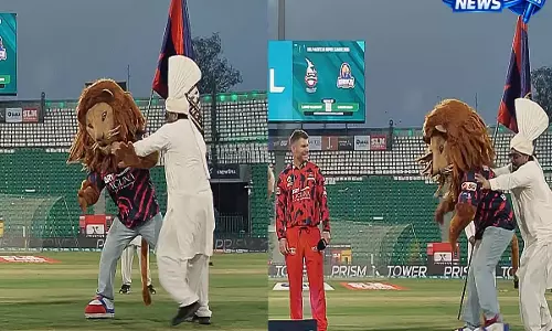 PSL 2026 में टॉस के समय मैस्कॉट आपस में भिड़ गए, डेविड वॉर्नर को यकीन नहीं हुआ - वीडियो