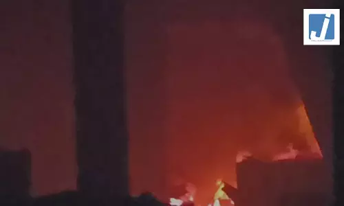 इलेक्ट्रॉनिक्स शोरूम-गोदाम में भीषण आग, 22 लाख नकदी सहित 2 करोड़ का सामान जलकर खाक