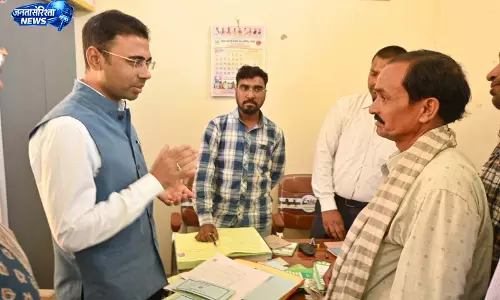 कलेक्टर ने किसानों से की चर्चा, शासन की योजना का लाभ लेने किया प्रोत्साहित कलेक्टर ने किसानों से की चर्चा, शासन की योजना का लाभ लेने किया प्रोत्साहित