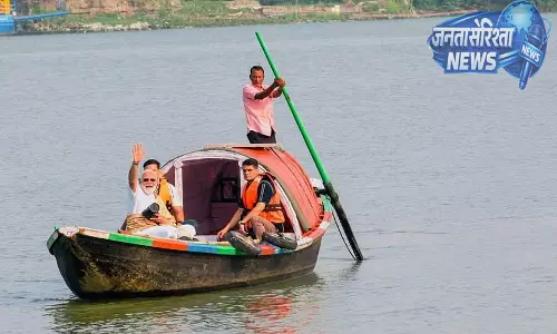 पश्चिम बंगाल दौरे में PM Modi ने हुगली नदी में बोट राइड कर फोटोग्राफी की पश्चिम बंगाल दौरे में PM Modi ने हुगली नदी में बोट राइड कर फोटोग्राफी की