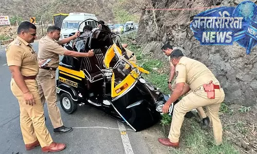 कटराज घाट में ST बस और रिक्शा के बीच हुई भीषण टक्कर में रिक्शा चालक की मौत, तीन घायल कटराज घाट में ST बस और रिक्शा के बीच हुई भीषण टक्कर में रिक्शा चालक की मौत, तीन घायल