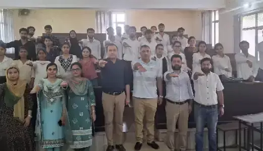 Jammu: कॉलेज में जागरूकता अभियान, छात्रों को किया जागरूक Jammu: कॉलेज में जागरूकता अभियान, छात्रों को किया जागरूक
