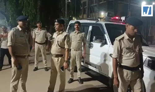 डबल डेकर पुल से कूदी युवती, हालत स्थिर, जांच में जुटी पुलिस डबल डेकर पुल से कूदी युवती, हालत स्थिर, जांच में जुटी पुलिस