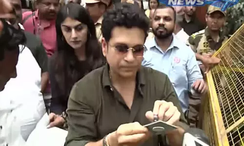 Sachin ने अपने फैंस के साथ सेल्फी लेकर अपना जन्मदिन मनाया Sachin ने अपने फैंस के साथ सेल्फी लेकर अपना जन्मदिन मनाया