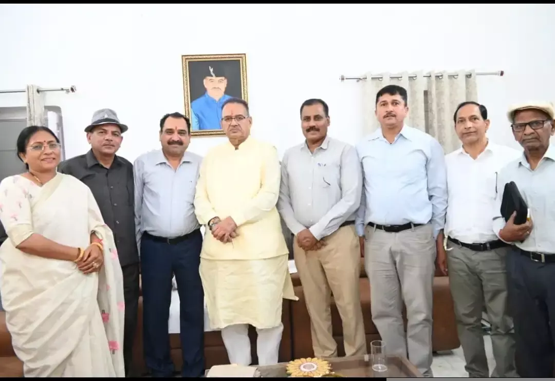 Dehradun: पूर्व सैनिकों ने मंत्री से मुलाकात कर रखीं अपनी मांगें Dehradun: पूर्व सैनिकों ने मंत्री से मुलाकात कर रखीं अपनी मांगें