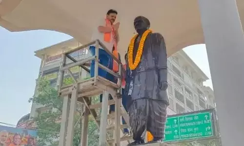 Varanasi: रविन्द्र जायसवाल ने सरदार वल्लभभाई पटेल की मूर्ति की सफाई की Varanasi: रविन्द्र जायसवाल ने सरदार वल्लभभाई पटेल की मूर्ति की सफाई की