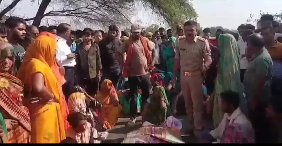 Mirzapur: नहर में फेंके गए युवक की मौत, गुस्साए परिजनों ने सड़क रोकी Mirzapur: नहर में फेंके गए युवक की मौत, गुस्साए परिजनों ने सड़क रोकी