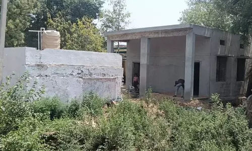 Farrukhabad: 6 महीने से बाउंड्रीवॉल गायब, स्कूल प्रशासन पर सवाल