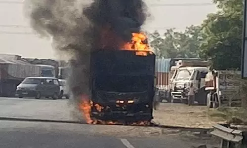 Kanpur Dehat: डीसीएम में अचानक आग, सड़क पर अफरा-तफरी का माहौल Kanpur Dehat: डीसीएम में अचानक आग, सड़क पर अफरा-तफरी का माहौल